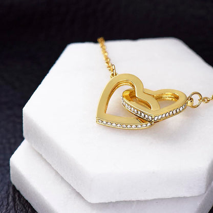 Halskette mit ineinandergreifenden Herzen „Ein Geschenk für die Tochter“ – mutiger als Sie glauben