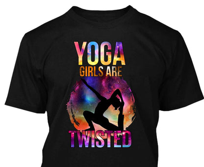 Yoga-Mädchen sind verdrehtes T-Shirt 